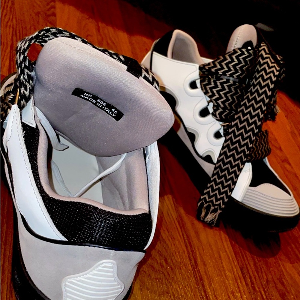 Curb sneakers